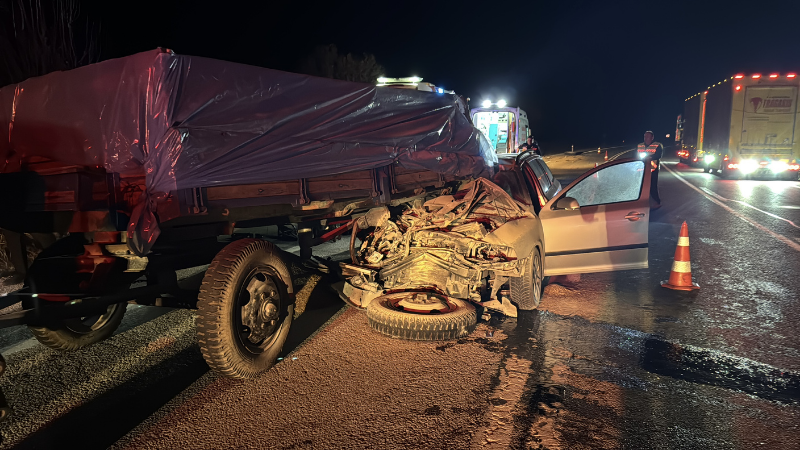 Traktörün römorkuna çarpan otomobilde 1 kişi hayatını kaybetti, 1 kişi yaralandı